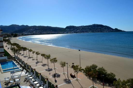 Holidays Penthouse Vues Panoramiques Sur Le Port Naval,Un Sejour Elegant Assure " Wifi Parquing Gratuit روساس المظهر الخارجي الصورة